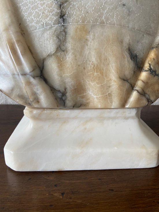 Busto di giovane donna