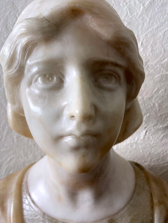 Busto di giovane donna