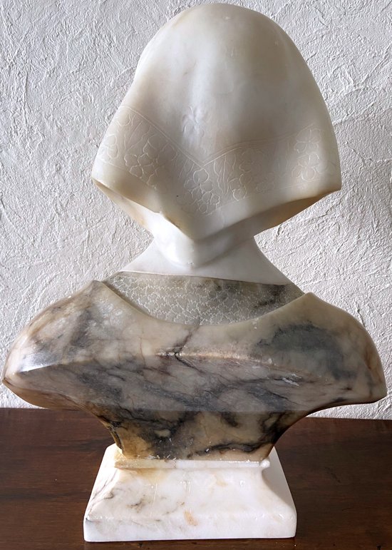 Busto di giovane donna