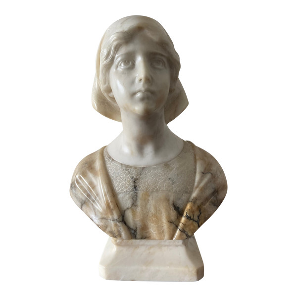 Busto di giovane donna