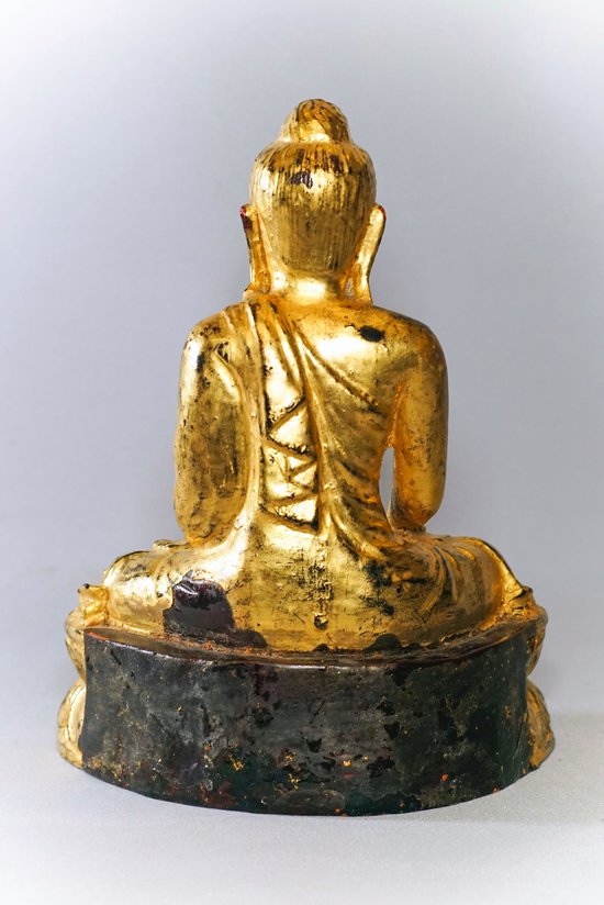 Buddha birmano in legno laccato e dorato a foglia d'oro