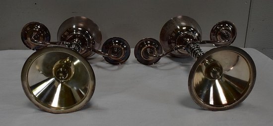 Ein Paar Kerzenständer aus versilbertem Metall - 20.
