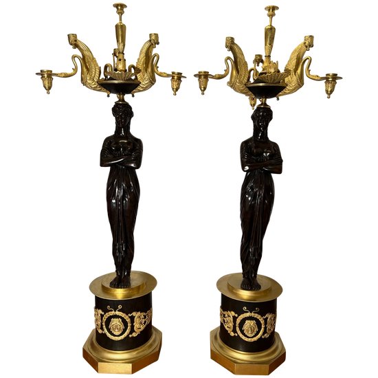 Coppia di importantissimi candelabri in bronzo dorato e patinato di epoca Impero