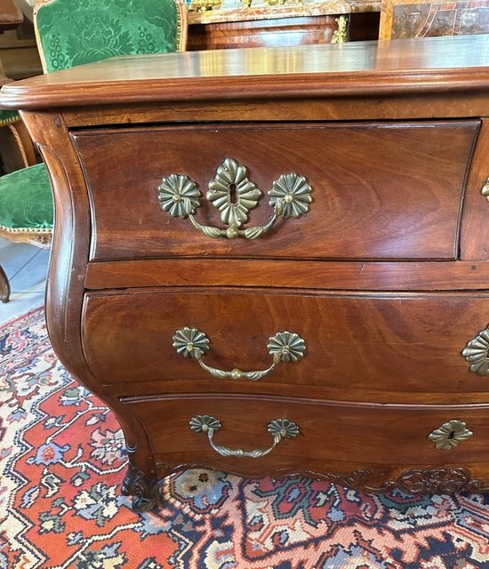 COMMODE DE PORT 18ème DE FORME TOMBEAU