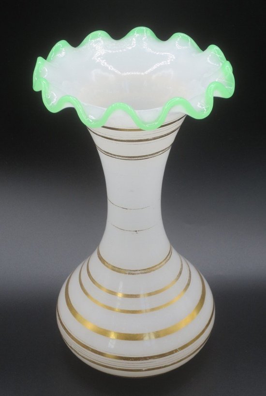 Vase En Opaline, époque Restauration.