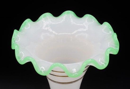 Vase En Opaline, époque Restauration.