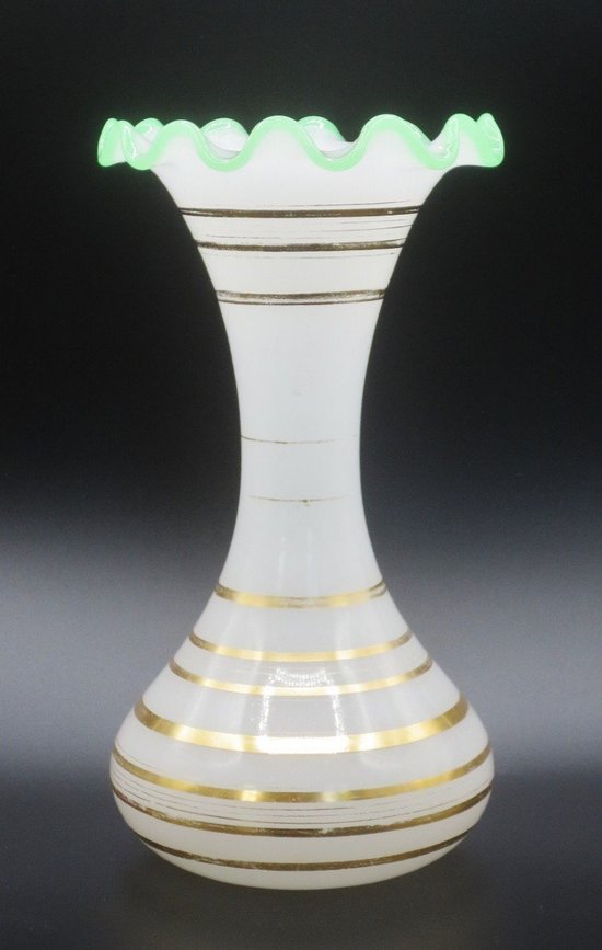 Vase En Opaline, époque Restauration.