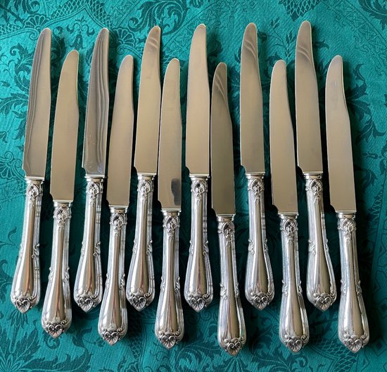 12 couteaux de table.