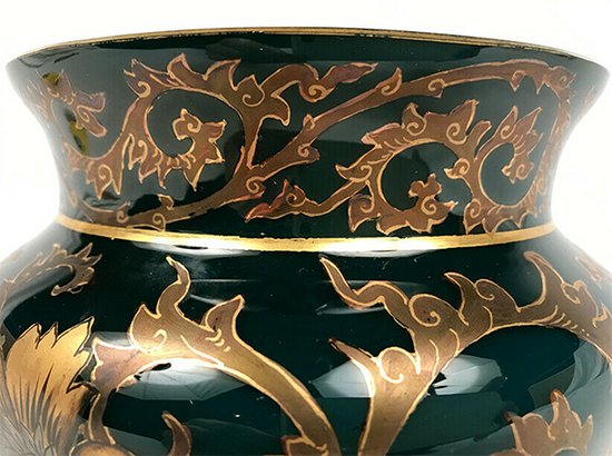 Vase opaline verte et décor de fleurs or. XIXe