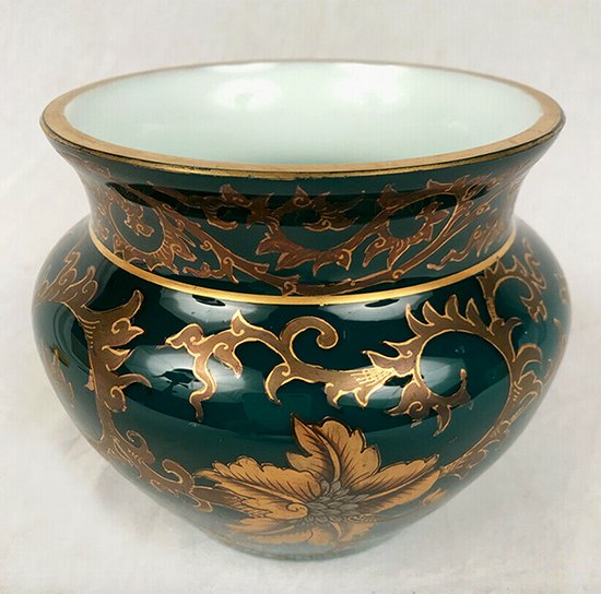 Vase opaline verte et décor de fleurs or. XIXe