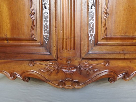 Buffet Deux Corps En Noyer, XVIIIe Siècle.