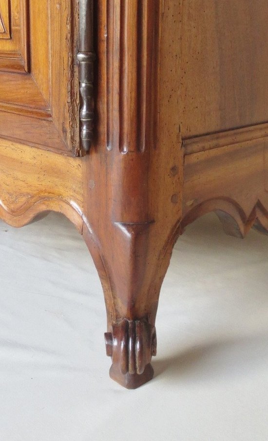 Buffet Deux Corps En Noyer, XVIIIe Siècle.