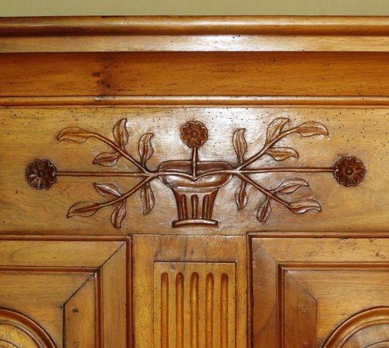 Buffet Deux Corps En Noyer, XVIIIe Siècle.