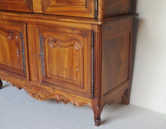 Buffet Deux Corps En Noyer, XVIIIe Siècle.