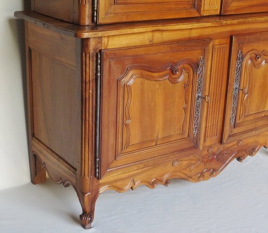 Buffet Deux Corps En Noyer, XVIIIe Siècle.