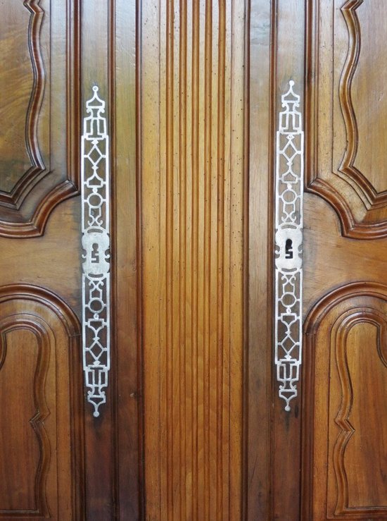 Buffet Deux Corps En Noyer, XVIIIe Siècle.