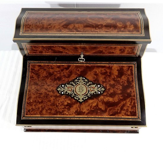 Travel case in Thuya magnifying glass, Napoleon III period – Mid-19th century