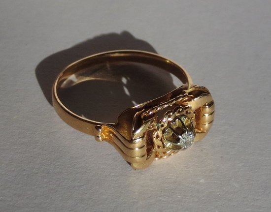 Anello in oro e diamanti.