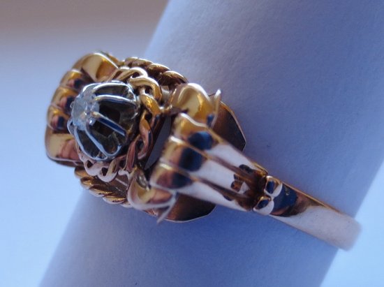 Anello in oro e diamanti.
