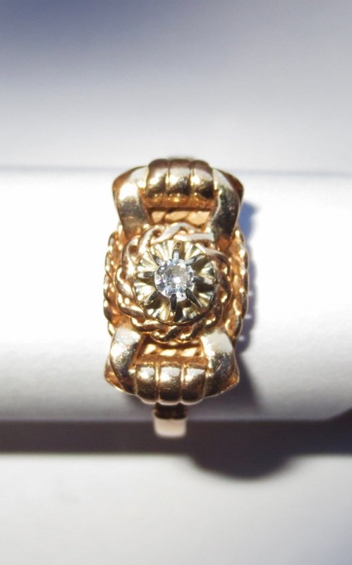 Anello in oro e diamanti.