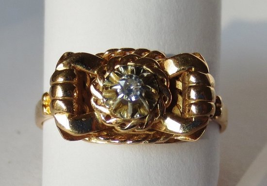 Anello in oro e diamanti.