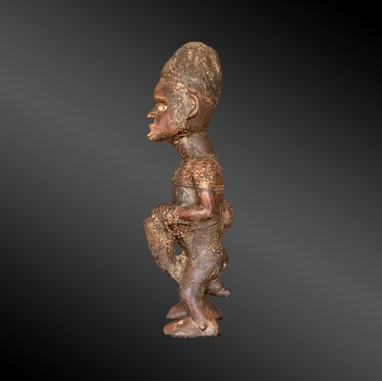 STATUETTA raffigurante TAMBOURINARIO Cultura Kongo, Repubblica Democratica del Congo Prima metà del XX secolo