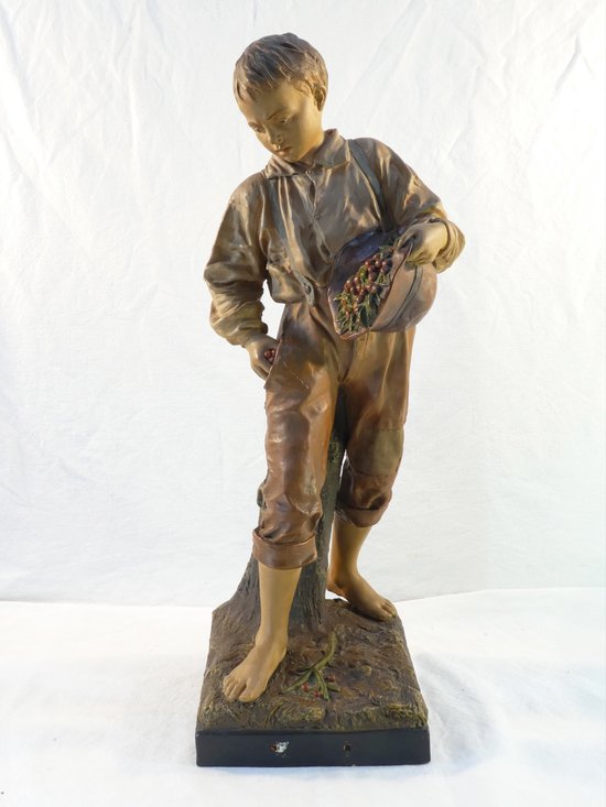 Joseph LE GULUCHE Statua in terracotta ''Il ragazzo con le ciliegie''