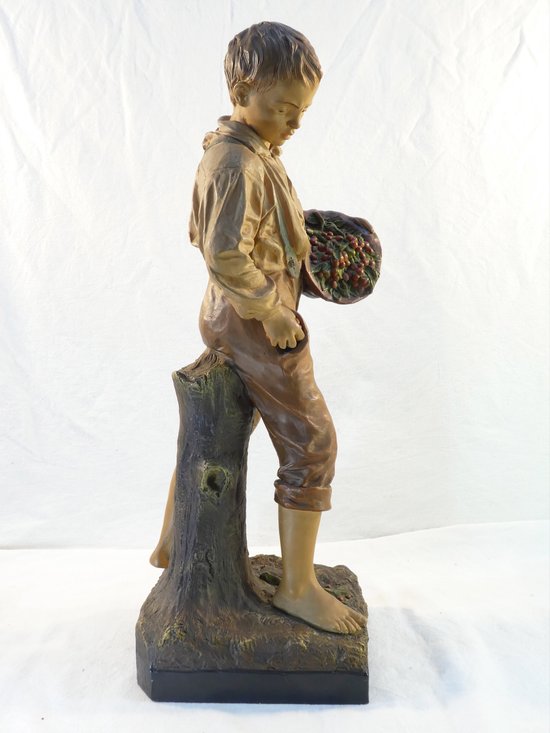 Joseph LE GULUCHE Statua in terracotta ''Il ragazzo con le ciliegie''