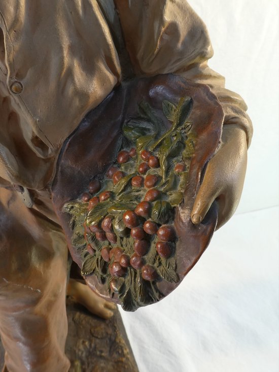 Joseph LE GULUCHE Statua in terracotta ''Il ragazzo con le ciliegie''