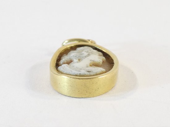 Ciondolo in oro 18 carati con cammeo di giovane donna