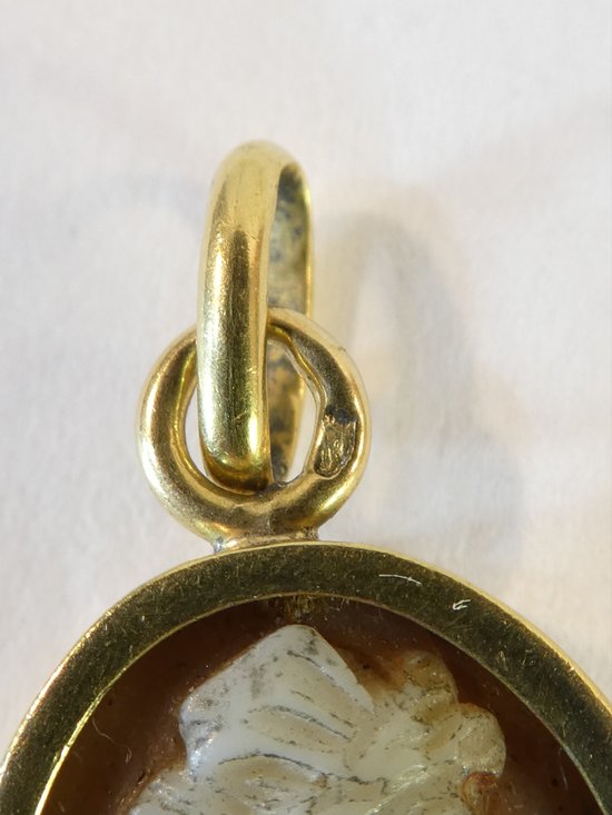 Ciondolo in oro 18 carati con cammeo di giovane donna