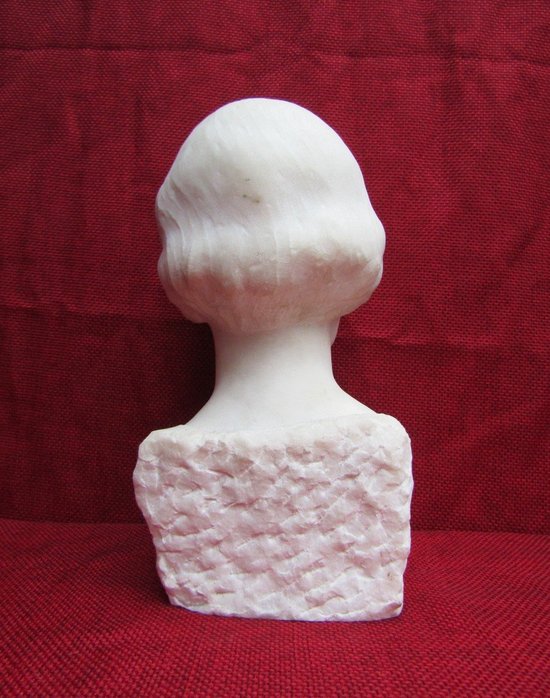 Busto di donna in marmo