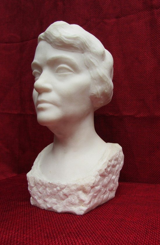 Busto di donna in marmo
