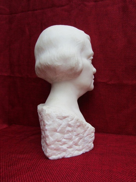 Busto di donna in marmo