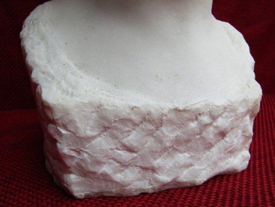 Busto di donna in marmo