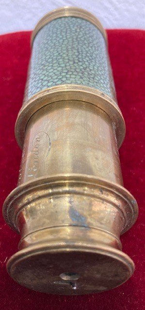 Lorgnette en galuchat teinté vert cerclé de laiton doré, à un tube en laiton doré, signé "Dollond London". XVIII siècle