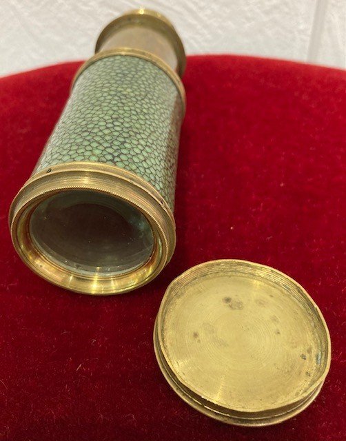 Lorgnette en galuchat teinté vert cerclé de laiton doré, à un tube en laiton doré, signé "Dollond London". XVIII siècle