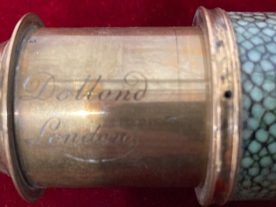 Lorgnette en galuchat teinté vert cerclé de laiton doré, à un tube en laiton doré, signé "Dollond London". XVIII siècle