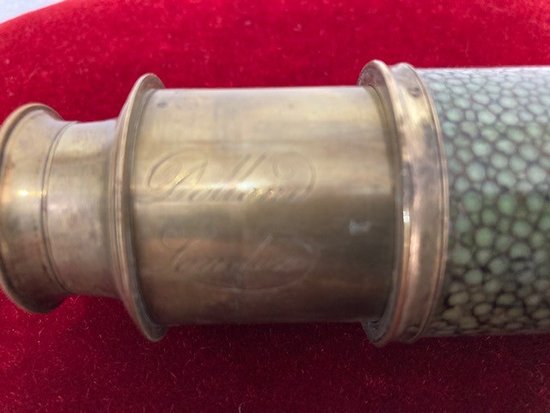 Lorgnette aus grün getöntem Galuchat mit vergoldetem Messingring, an einer vergoldeten Messingröhre, signiert "Dollond London".  XVIII. Jahrhundert