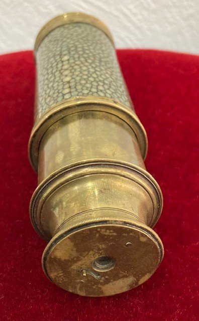 Lorgnette aus grün getöntem Galuchat mit vergoldetem Messingring, an einer vergoldeten Messingröhre, signiert "Dollond London".  XVIII. Jahrhundert