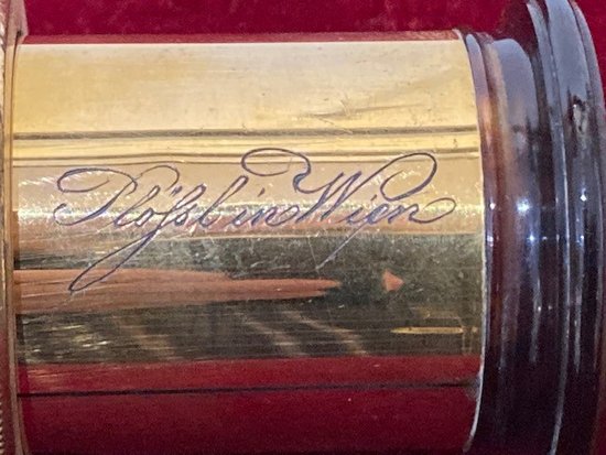 Lorgnette à un tirage en laiton doré et écaille signée "PLÖSS IN WIEN"  - Fin XIX - Début XX siècle