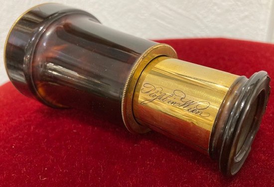 Lorgnette à un tirage en laiton doré et écaille signée "PLÖSS IN WIEN"  - Fin XIX - Début XX siècle