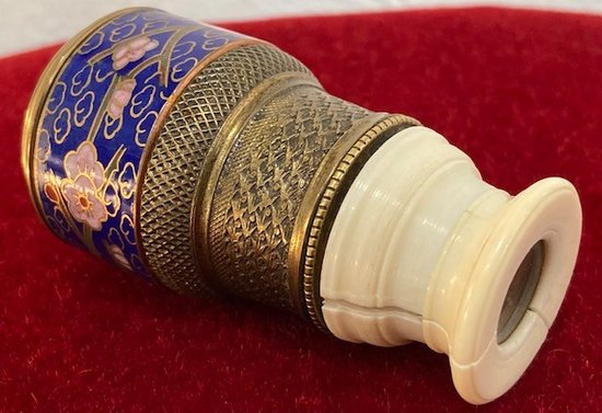 Lorgnetta in ottone e smalto cloisonné con sfondo blu decorato con fiori - XIX secolo