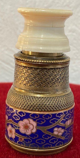 Lorgnetta in ottone e smalto cloisonné con sfondo blu decorato con fiori - XIX secolo