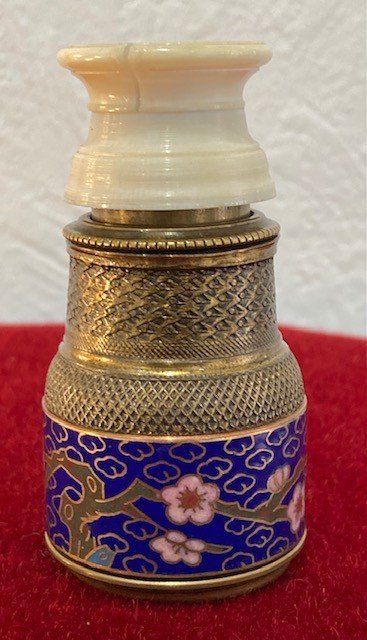 Lorgnetta in ottone e smalto cloisonné con sfondo blu decorato con fiori - XIX secolo