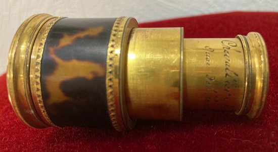 Lorgnette in ottone con due stampe firmate "Chevallier - Quai de l'horloge 22 Paris - inizio XIX secolo