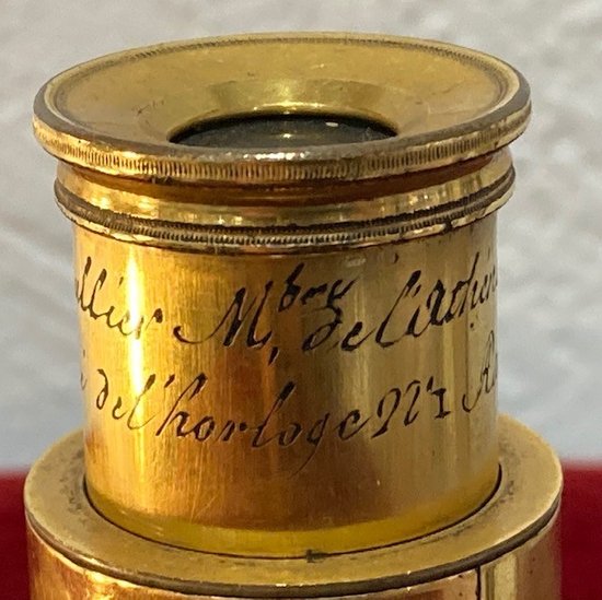 Lorgnette in ottone con due stampe firmate "Chevallier - Quai de l'horloge 22 Paris - inizio XIX secolo