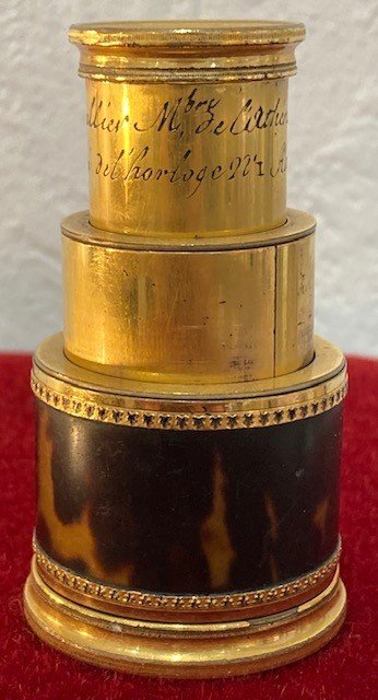 Lorgnette in ottone con due stampe firmate "Chevallier - Quai de l'horloge 22 Paris - inizio XIX secolo