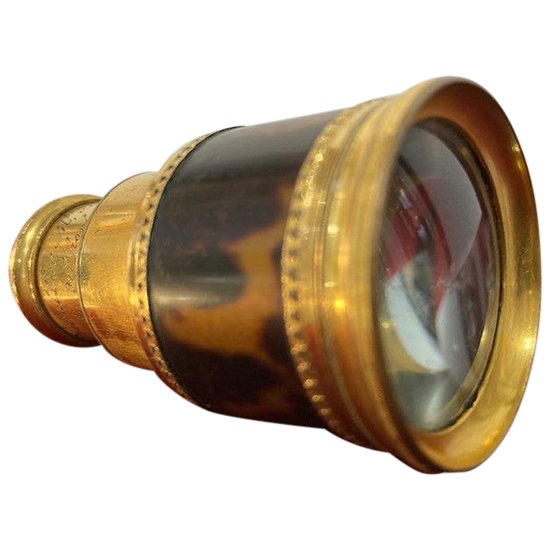 Lorgnette in ottone con due stampe firmate "Chevallier - Quai de l'horloge 22 Paris - inizio XIX secolo