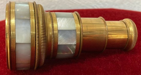 Lorgnette à deux tirages en laiton et nacre. Epoque première moitié du XIXème.